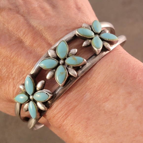 Vintage Stering Three Flower Turquoise Native American Cuff Bracelet - Picture 2 of 12
